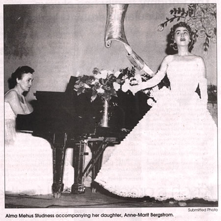 Alma Mehus Studness and Anne-Marit performing